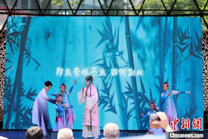 開幕式上舞台展演之一《水舞昆韻》。