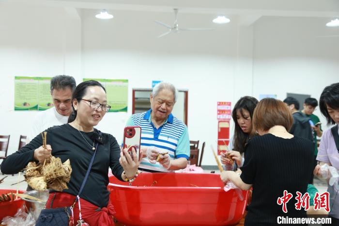 台胞與(yu) 台灣親(qin) 友視頻連線現場。　周蔚娜供圖