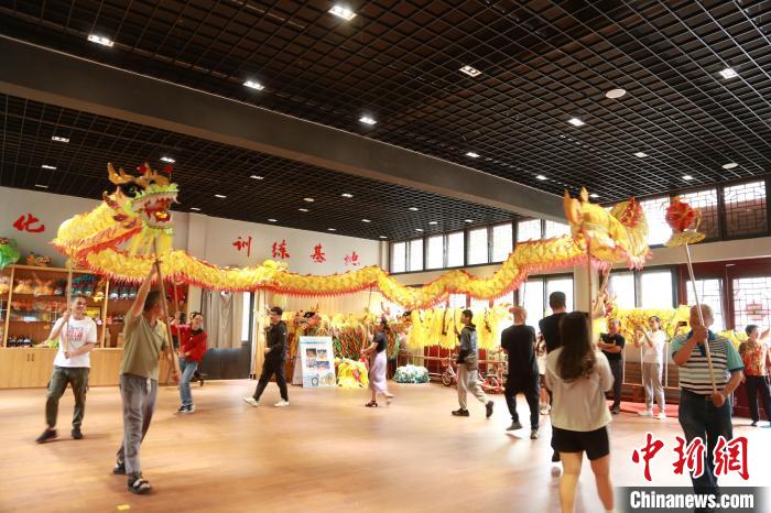 台胞台屬體(ti) 驗舞龍。　周蔚娜供圖