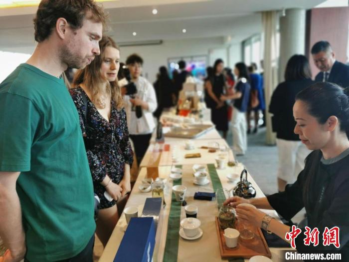現場觀眾(zhong) 觀看中國展台茶藝表演、了解茶文化。　靖樹 攝