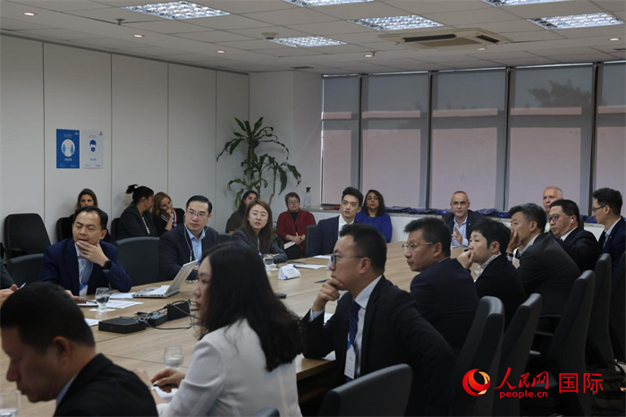與(yu) 會(hui) 代表參與(yu) 座談交流。人民網記者 時元皓攝