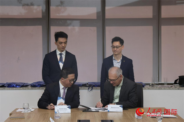 座談交流會(hui) 上，中歐校友醫療健康產(chan) 業(ye) 協會(hui) 與(yu) 奧斯瓦爾多·克魯茲(zi) 基金會(hui) 簽署了合作備忘錄。人民網記者 時元皓攝