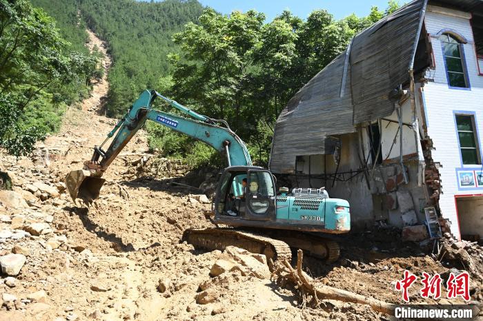 圖為(wei) 重慶萬(wan) 州救援現場。　陳超 攝