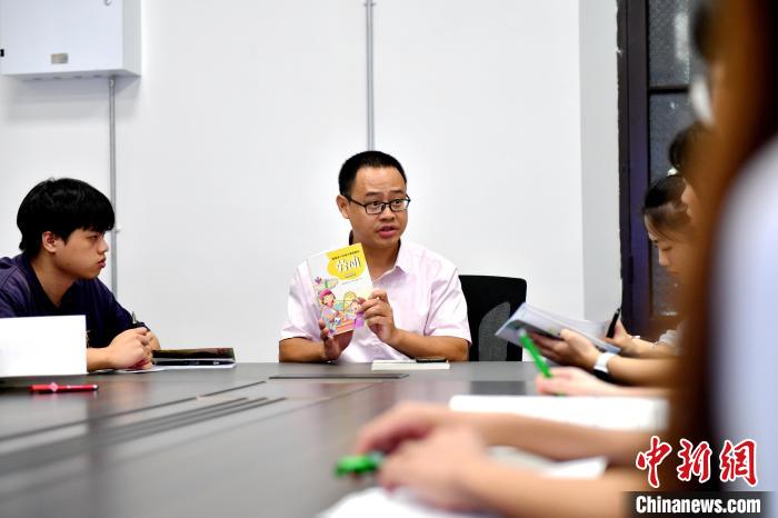 7月4日，台灣教師陳昭誌在大學生個(ge) 性化培養(yang) 課程上講述課程教材的重要性。　呂明 攝