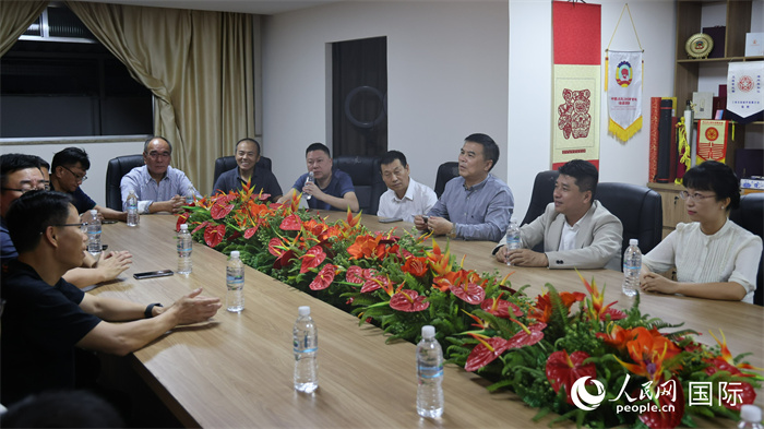 與(yu) 會(hui) 代表進行座談交流。（人民網記者  時元皓攝）