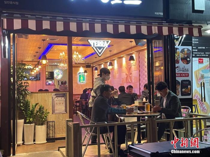 資料圖：韓國首爾市民在餐館用餐。 <a target='_blank' href='https://www.easyfundingllc.com/' _fcksavedurl='/'><p  align=