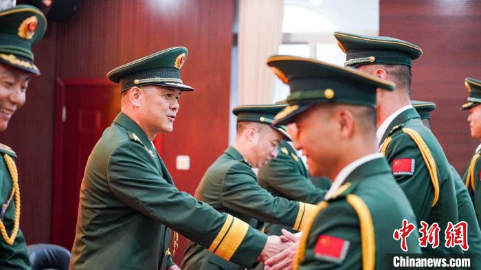 首長為(wei) 晉銜官兵頒發任命狀。　張煜梁 攝
