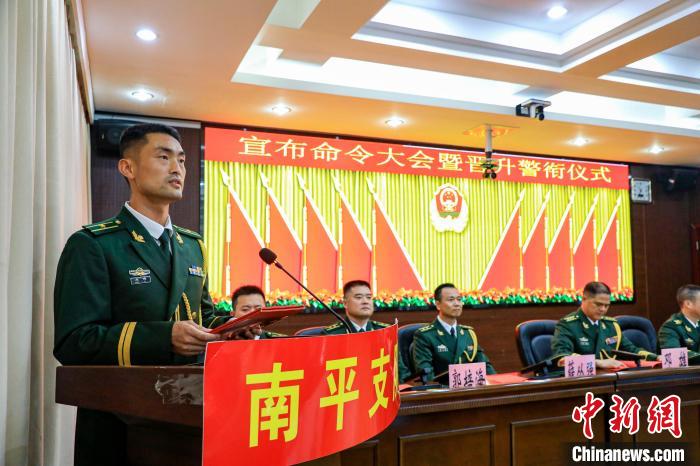 親(qin) 屬現場見證這場武警晉銜儀(yi) 式很走心