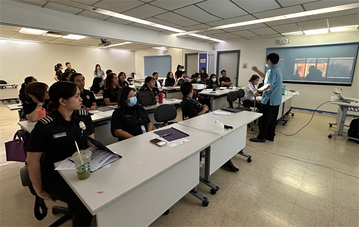 菲律賓移民局官員在移民局總部培訓班參加中文學習(xi) 。中國駐菲律賓大使館供圖。