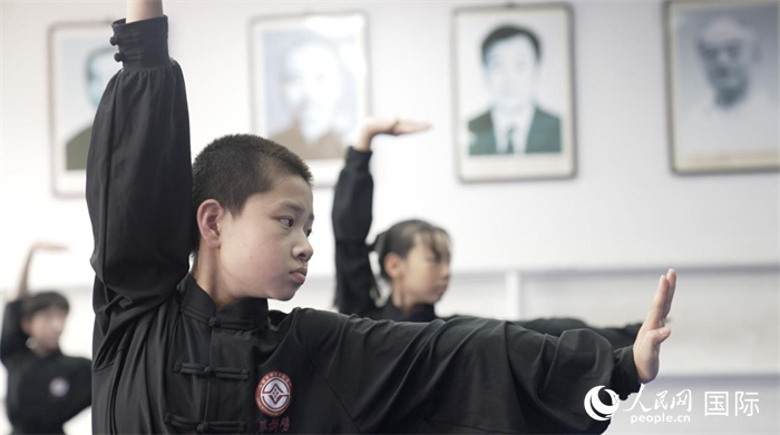 正在練習(xi) 劈掛拳的武術學童。人民網記者 袁蒙攝