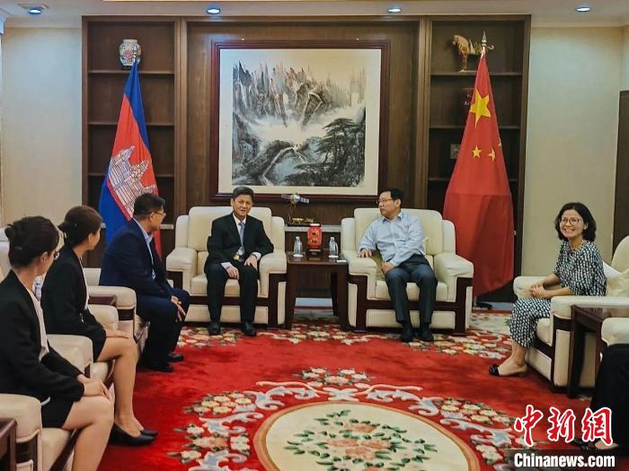 中國駐柬埔寨大使王文天會(hui) 見援柬中醫醫療隊