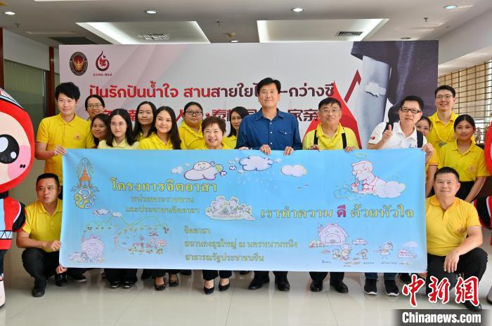 圖為(wei) 泰王國駐南寧總領事館官員、泰國企業(ye) 代表等在活動現場合影。　俞靖 攝