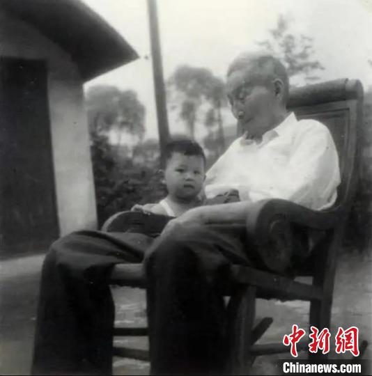 陳望道與(yu) 幼年的陳曉帆。　陳曉帆供圖
