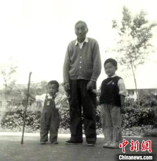 陳望道與(yu) 幼年的陳曉帆(左)、陳曉帆的哥哥一起合影。　陳曉帆供圖