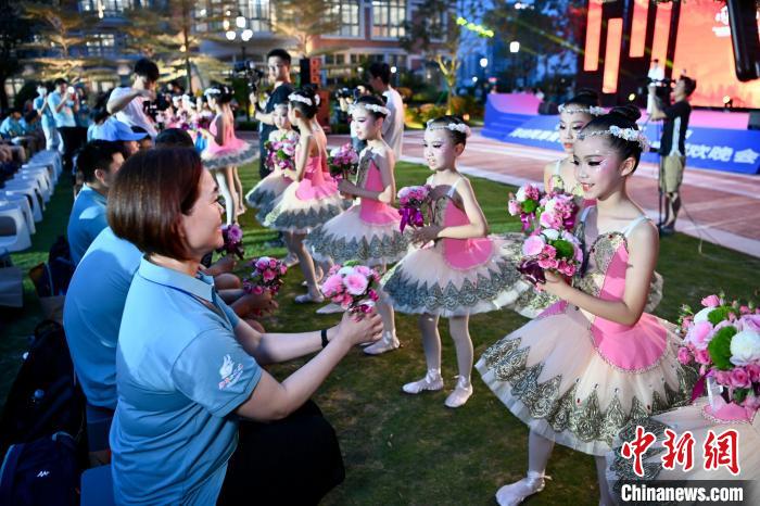 大陸小朋友鮮花送給台灣同胞。　王東(dong) 明 攝