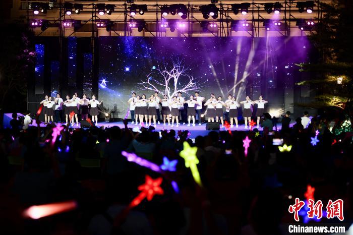 合唱表演《夜空中最亮的星》。　王東(dong) 明 攝