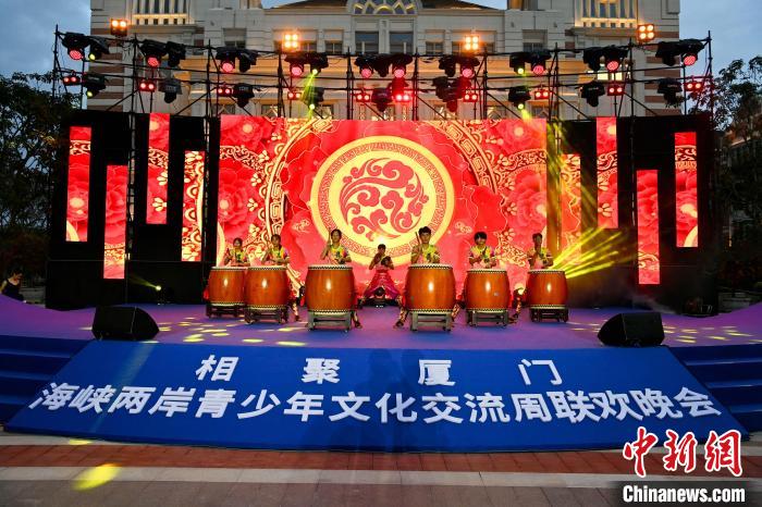 台灣青少年表演《鼓舞四方》。　王東(dong) 明 攝