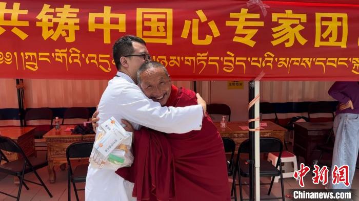 西藏自治區昌都市左貢縣田妥鎮義(yi) 診點，一位僧人對北京京煤集團總醫院呼吸科主任醫師陳亮表示感謝。　曹旭帆 攝