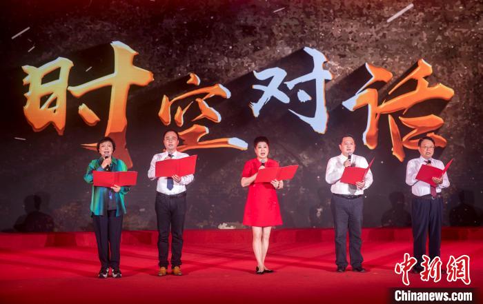 陶侃與(yu) 陳望道之孫陳曉帆、顏福慶之孫顏誌淵、榮毅仁侄女榮智豐(feng) 深情朗誦《與(yu) 統戰先輩的時空對話》。　張昊 攝