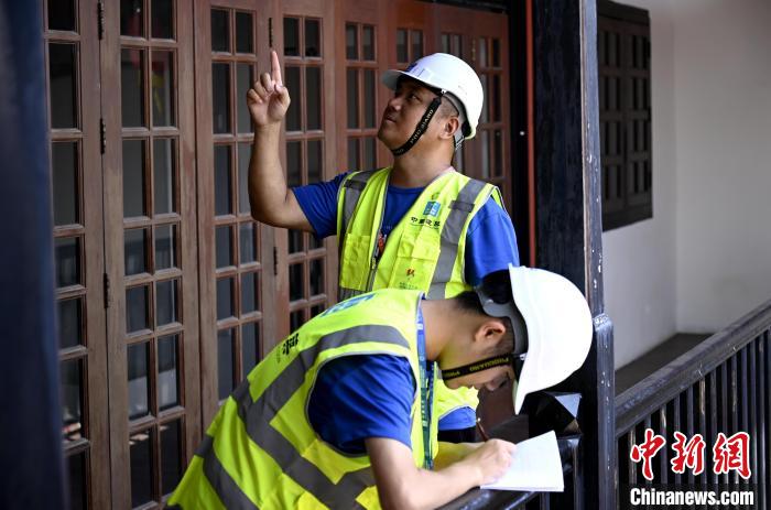誌願者進行古建築的檢查記錄 中建馬來西亞(ya) 供圖