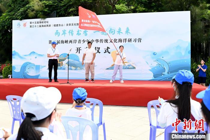 研習(xi) 營授旗儀(yi) 式。　張金川 攝