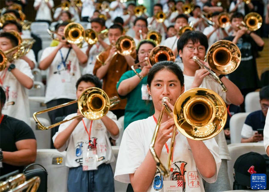 8月1日，在第九屆中國國際低音銅管藝術節的一場公益大師課上，低音銅管樂(le) 器愛好者在練習(xi) 長號。新華社記者 劉潺 攝
