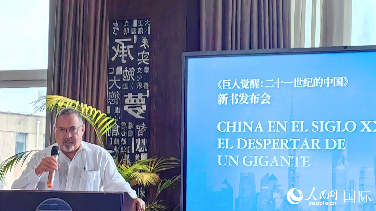 羅德裏格斯博士現場介紹著作。吳誌華攝
