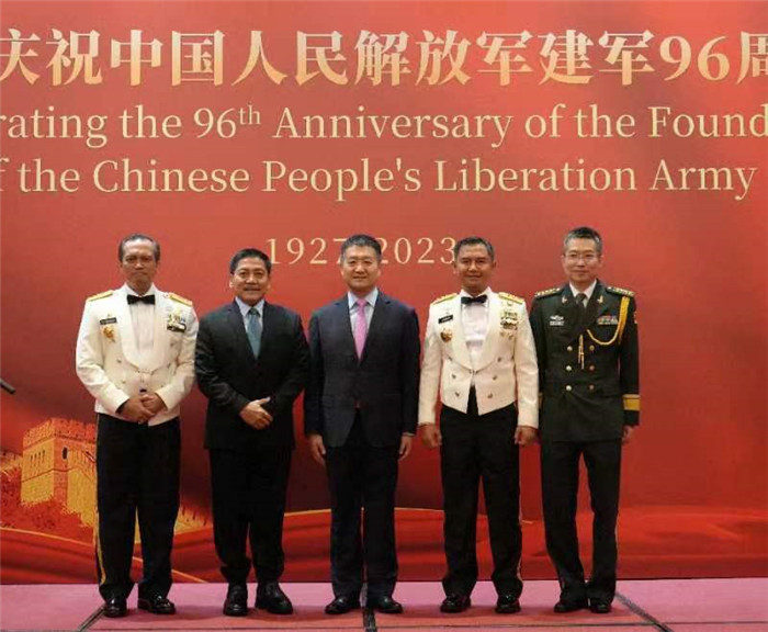 圖為(wei) 陸慷大使與(yu) 印尼貴賓合影。中國駐印度尼西亞(ya) 使館供圖