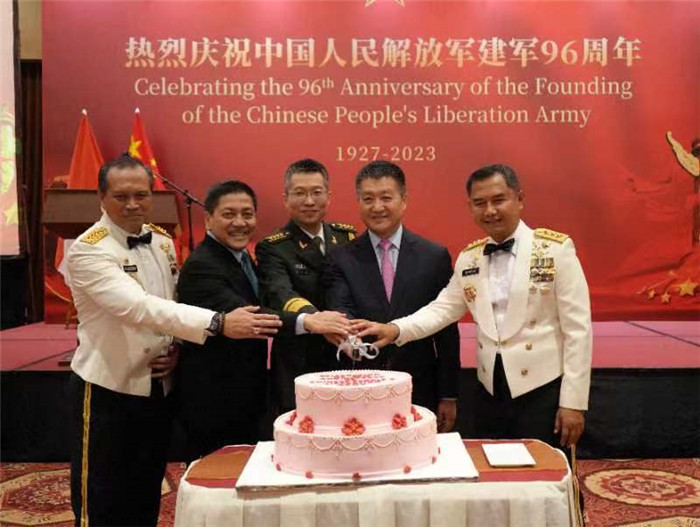 圖為(wei) 陸慷大使與(yu) 印尼貴賓共切生日蛋糕。中國駐印度尼西亞(ya) 使館供圖