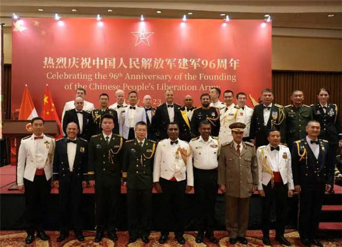 圖為(wei) 徐勝武官與(yu) 參加招待會(hui) 的各國武官、武官處代表合影。中國駐印度尼西亞(ya) 使館供圖