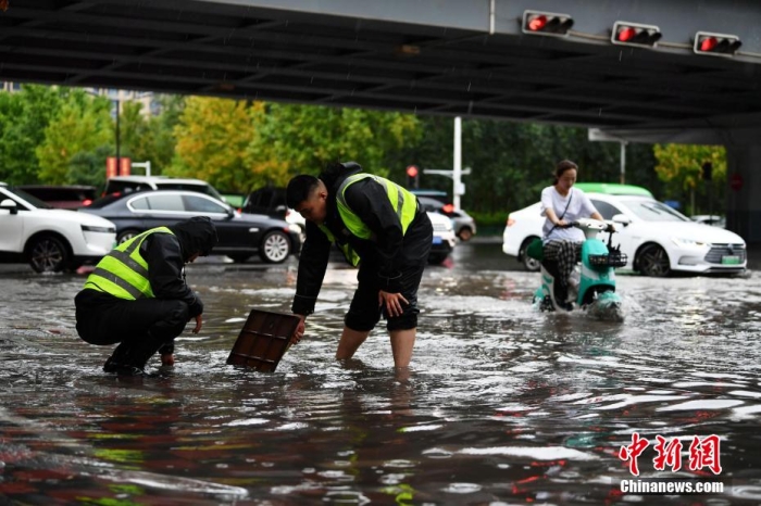 7月30日，河北省持續發布暴雨紅色預警信號。受今年第5號台風“杜蘇芮”殘餘(yu) 環流影響，7月28日以來，地處華北地區的河北省大部出現降雨。30日17時，該省氣象台發布當日第三次暴雨紅色預警信號。石家莊市城區不少區域積水嚴(yan) 重，城管、環衛、園林、市政等部門緊急出動，聯合疏堵保暢，築牢防汛安全屏障。圖為(wei) 石家莊裕華區城管局防汛隊員對沿街收水井進行雜物清理，以保證排水暢通。翟羽佳 攝