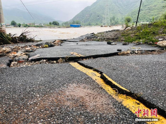 受台風“杜蘇芮”影響，7月29日至8月1日，河北省淶水縣普降暴雨，持續強降雨和強風天氣引發洪水險情。連日來，當地組織數千人搶險救援隊伍，集中力量加快排水、清理路麵、救援拋錨車輛、搶修倒伏電線杆等工作。8月1日，方便麵、飲用水、火腿腸、麵包等首批調撥救災物資送抵救災一線，並於(yu) 當天發放到受災群眾(zhong) 手中。目前，淶水縣受損交通、電力、通信等基礎設施正在加緊搶修，山區受困人員已分批轉移，各項搶險救災工作正在有序進行中。圖為(wei) 淶水縣婁村鎮南安莊村被洪水衝(chong) 毀的路麵。(文/呂子豪 楊猛)李金璐 攝
