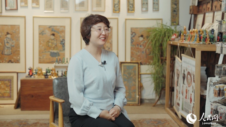 圖為(wei) 瓷器修複藝術家王京。人民網記者 張若涵攝