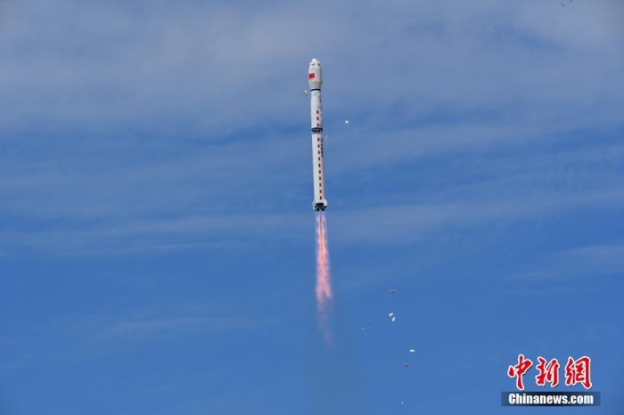 8月3日11時47分，中國在酒泉衛星發射中心用長征四號丙遙四十四運載火箭，成功發射風雲(yun) 三號06星，衛星順利進入預定軌道，任務取得圓滿成功。該衛星將接替在軌超期服役的風雲(yun) 三號C星，探測數據主要用於(yu) 天氣預報、大氣化學和氣候變化監測業(ye) 務及研究。汪江波 攝