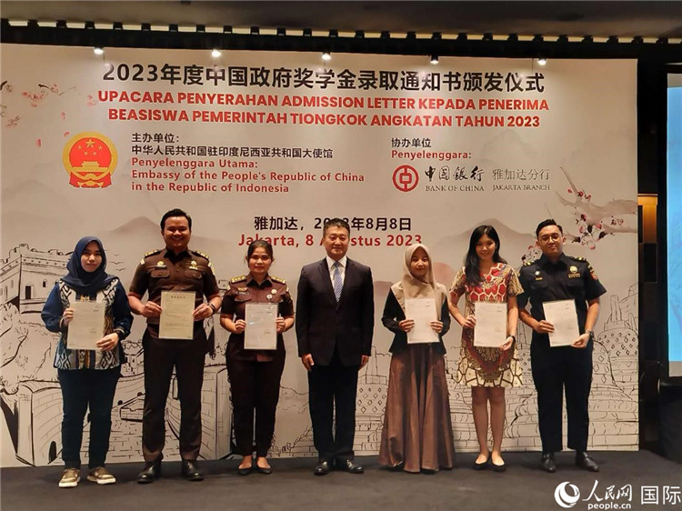 陸慷大使與(yu) 獲得中國政府獎學金的印尼學子合影。 人民網記者 李培鬆攝
