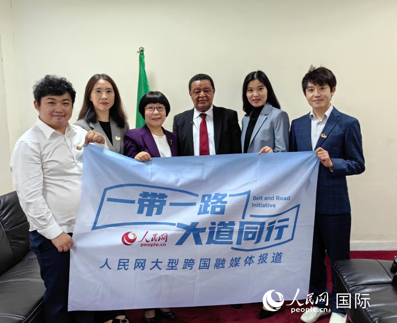 穆拉圖·特肖梅與(yu) 人民網記者合影。