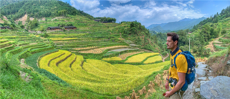 萊昂·麥卡倫(lun) 在湖南雪峰山 資料照片