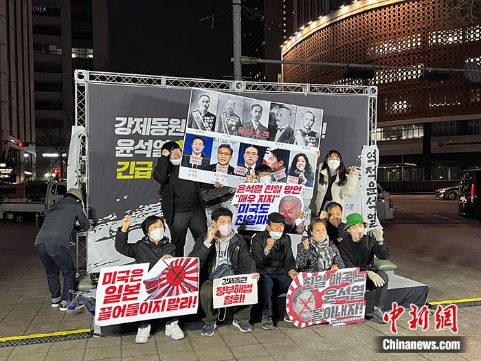 資料圖：韓國公民團體(ti) 聯盟在首爾廣場舉(ju) 行燭光守夜活動。