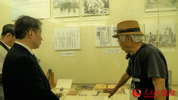 毒氣島曆史研究所事務局長山內(nei) 正之在毒氣資料館為(wei) 大家介紹日軍(jun) 發動毒氣戰的罪證。人民網 蔣曉辰攝