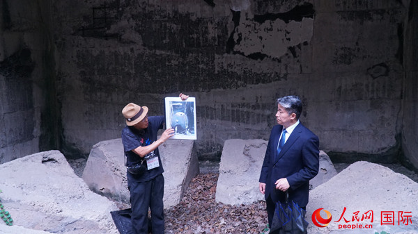 毒氣島曆史研究所事務局長山內(nei) 正之在毒氣儲(chu) 存遺址為(wei) 大家介紹日軍(jun) 發動毒氣戰的罪證。人民網 蔣曉辰攝