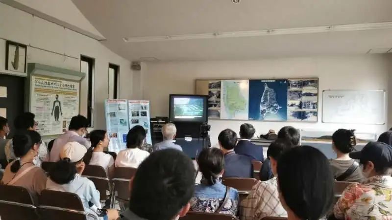 觀看日軍(jun) 發動毒氣戰的影像資料。中國駐大阪總領事館供圖