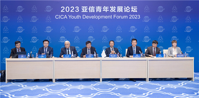 2023亞(ya) 信青年發展論壇嘉賓發言現場。人民畫報供圖