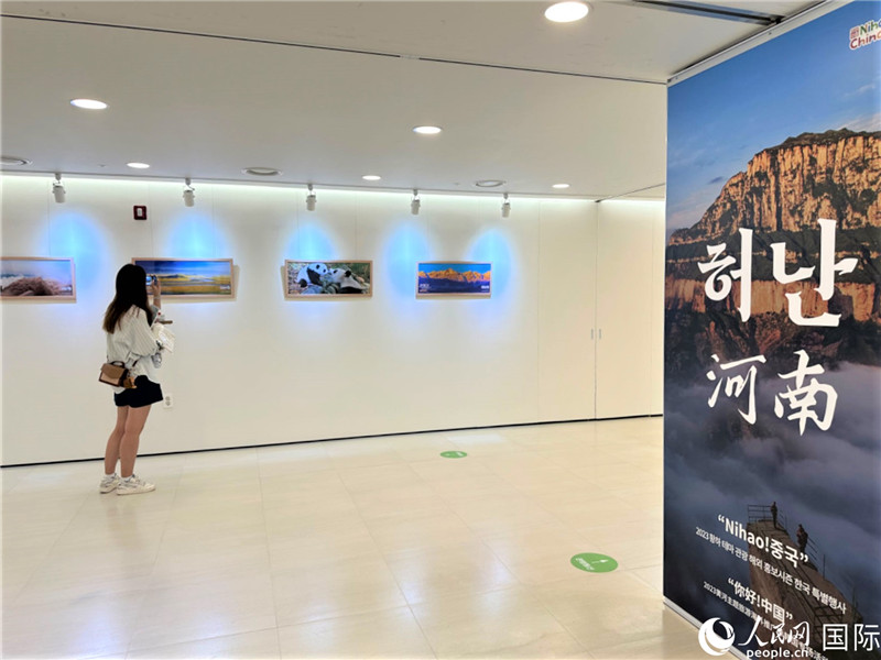 2.民眾(zhong) 參觀“看九曲黃河 聽華夏故事”主題展。人民網記者 馬菲攝
