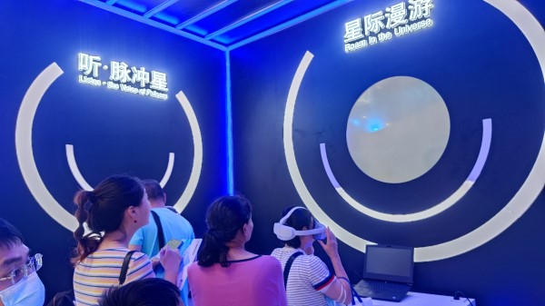9月2日，貴州展館裏觀眾(zhong) 排隊體(ti) 驗VR。受訪者供圖