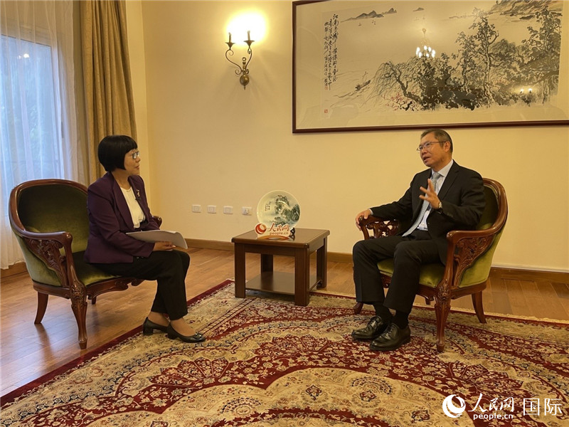 胡長春大使接受人民網記者唐維紅采訪。人民網記者 趙豔紅攝