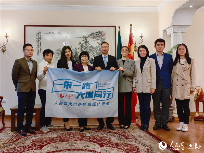 胡長春大使、駐非盟使團工作人員與(yu) 人民網記者合影。