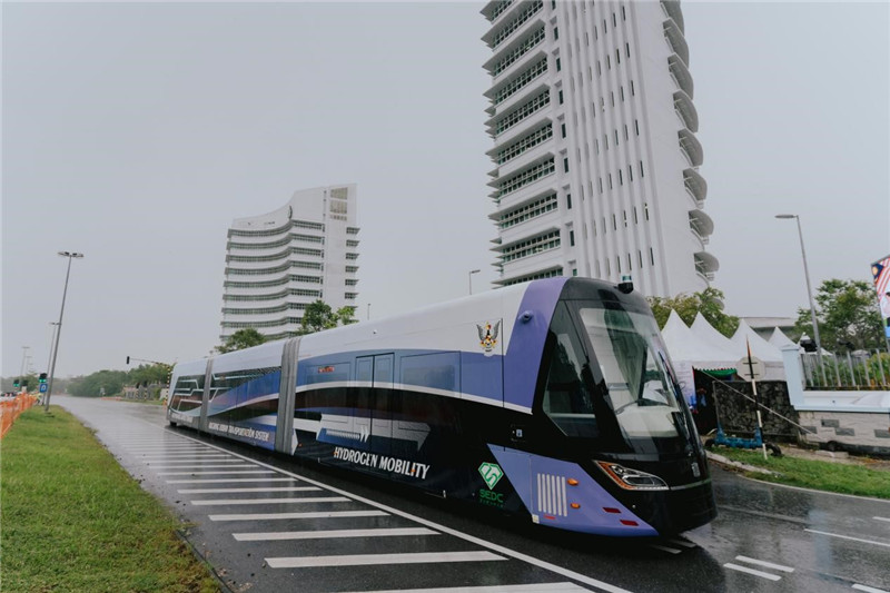 9月6日下午，由中車株洲所自主研發製造的全球首輛氫能源智軌電車正式亮相馬來西亞(ya) 砂拉越州古晉市。中車株洲所供圖