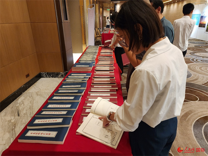 現場嘉賓參觀“根脈尋蹤”泉州百個(ge) 家族移民菲律賓族譜展。人民網記者 樊帆攝