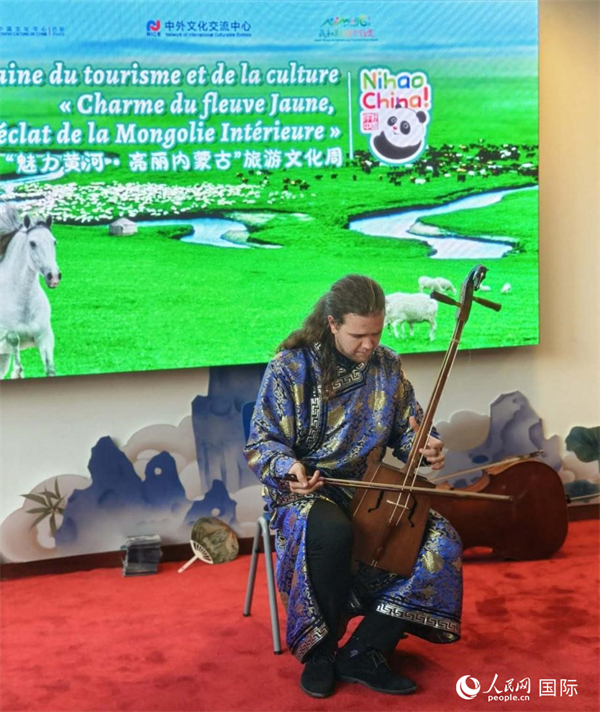 法國音樂(le) 家馬修·勒庫演奏馬頭琴。人民網記者 尚凱元攝