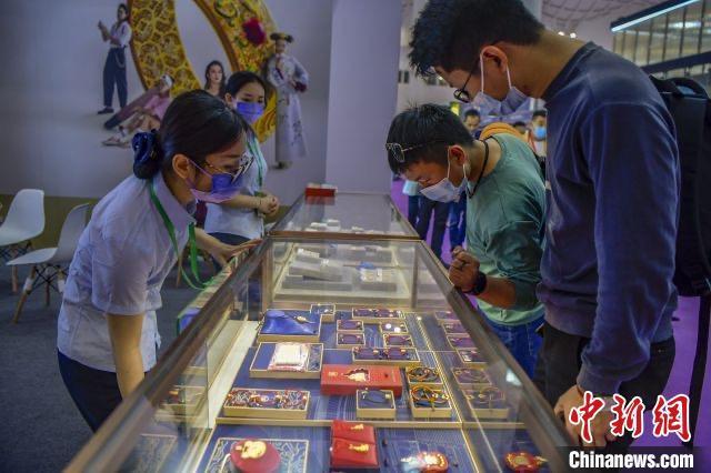 資料圖：民眾(zhong) 選購金飾品。駱雲(yun) 飛 攝